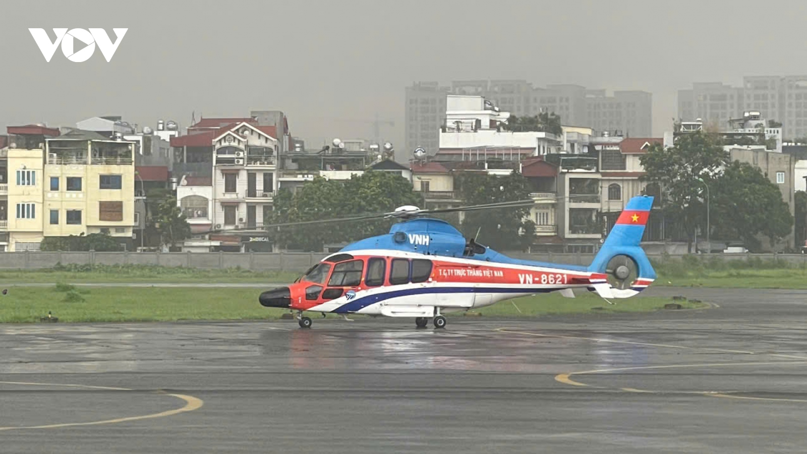 Bộ Quốc phòng điều trực thăng của Binh đoàn 18 bay cứu trợ đồng bào vùng lũ